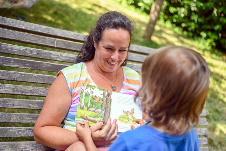 Una niñera al cuidado de un menor en un parque