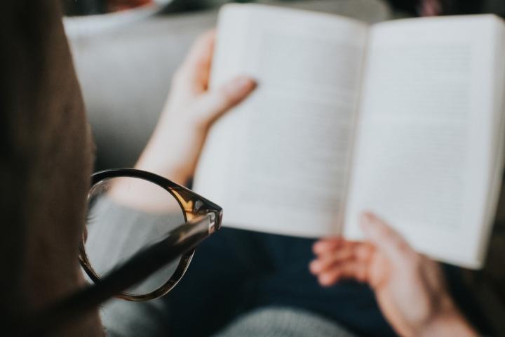 Una persona leyendo un libro, en una imagen de archivo