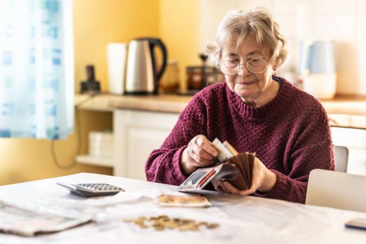 Anciana contando los euros