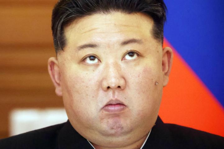 El líder supremo norcoreano, Kim Jong Un, mira al techo durante una conferencia de prensa, el 19 de junio de 2024, en Pyongyang, la capital del Estado.