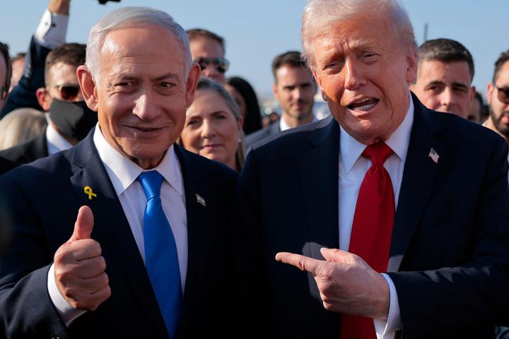 El Primer Ministro de Israel, Benjamin Netanyahu, saluda a Donald Trump en su último viaje a Tel Aviv
