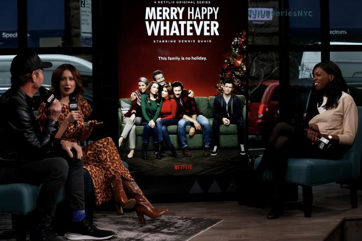 alt="alt="Los protagonistas de 'Merry Happy Whatever' atendiendo una entrevista""