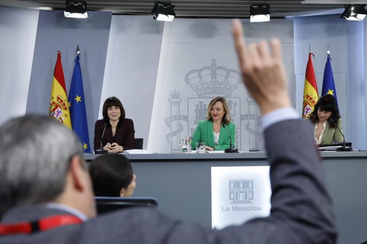 Pilar Alegría, junto a Morant y Redondo, en su última rueda de prensa posterior al Consejo de Ministros
