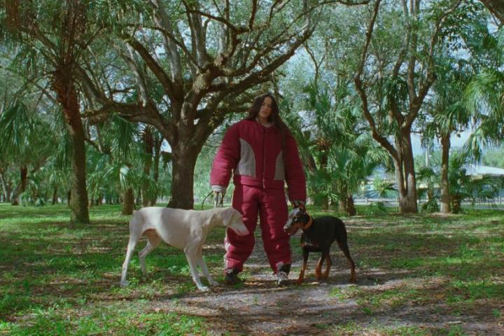Rosalía, en un frame del videoclip de 'La perla'