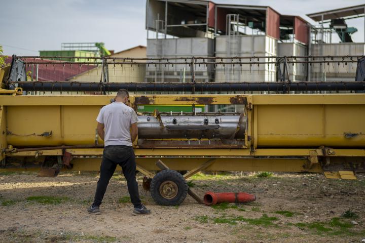 Un joven agricultor trabajando