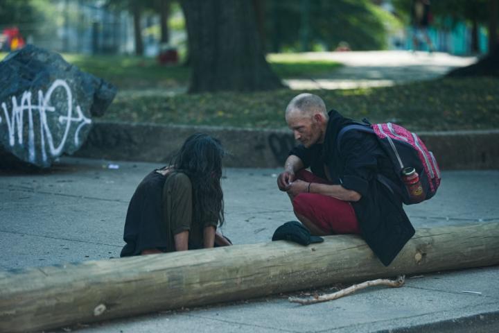Unas personas consumen drogas en la avenida Kensington de Filadelfia (Pensilvania, EEUU), el 12 de septiembre de 2024.