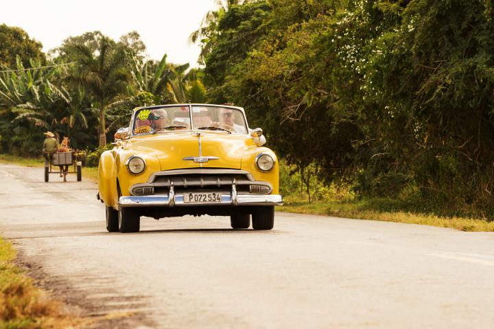 Viñales, Cuba - 6 de diciembre de 2017: Auto clásico de los años 50 en una calle de Cuba