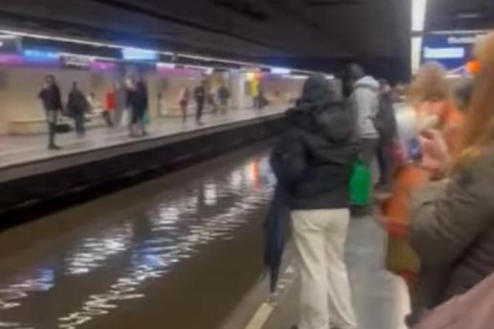 Captura de un vídeo que muestra inundaciones en el metro de Barcelona, el 16 de diciembre de 2025.