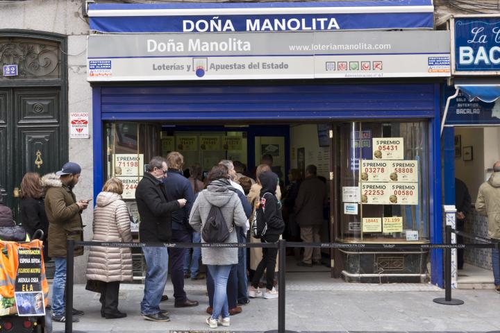Colas en Doña Manolita para hacerse con un décimo de la Lotería de Navidad.