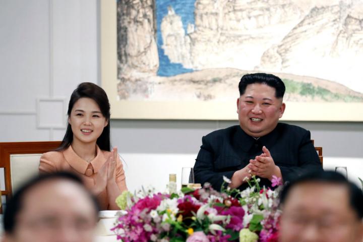 El líder norcoreano Kim Jong-un y su esposa Ri Sol-ju durante la Cumbre Intercoreana 2018 en Panmunjom, el 27 de abril de 2018.