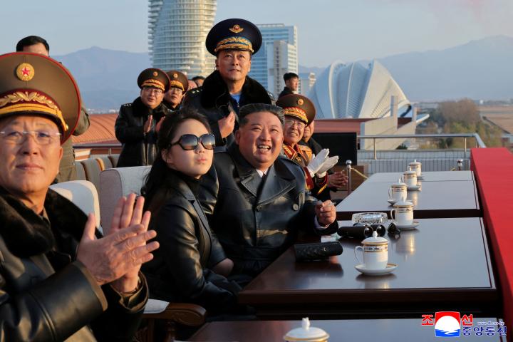 El líder norcoreano Kim Jong-un y su hija Kim Ju-ae observan un espectáculo aéreo durante un evento para celebrar el 80º aniversario de la Fuerza Aérea, Kalma, en Wonsan, el 28 de noviembre de 2025.