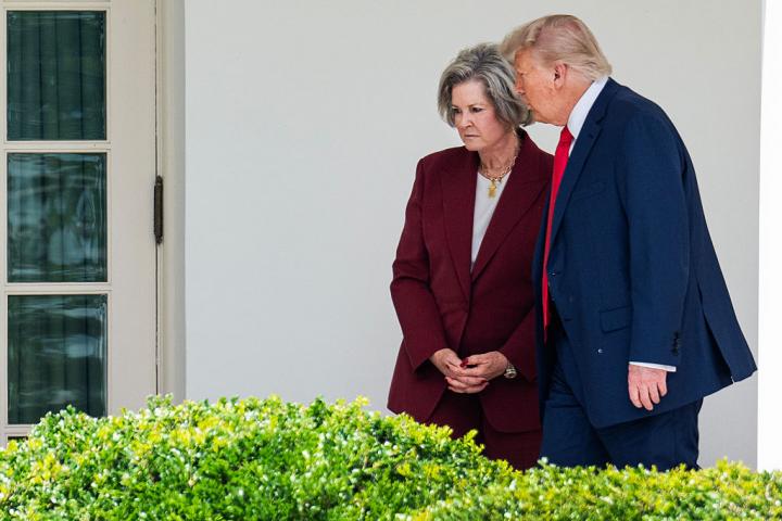 El presidente de EEUU, Donald Trump, conversa con la jefa de gabinete de la Casa Blanca, Susie Wiles, a su llegada al Jardín Sur desde Camp David, el 9 de junio de 2025.