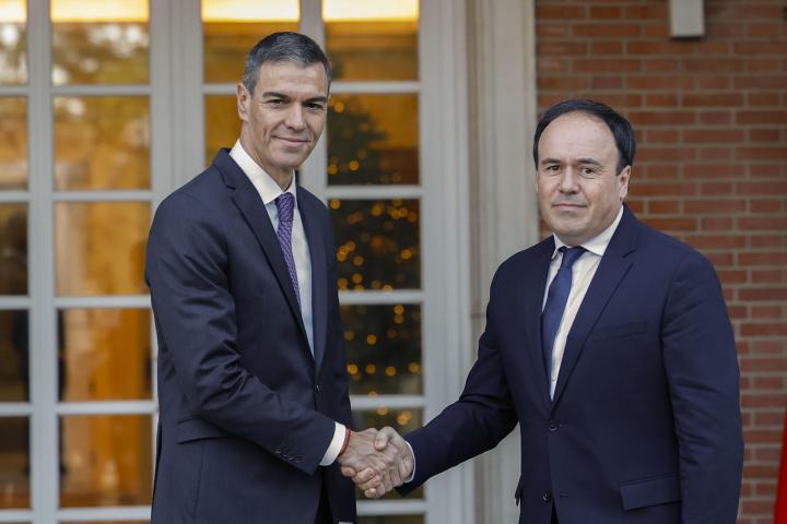 El presidente del Gobierno, Pedro Sánchez (i), saluda al presidente de la Generalitat Valenciana, Juan Francisco Pérez Llorca