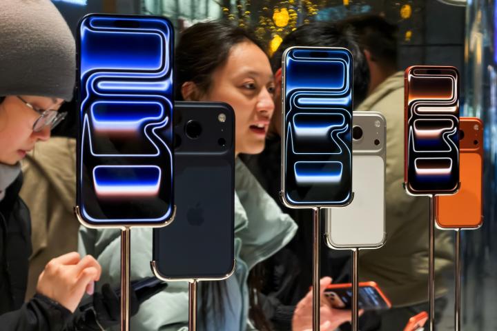 Foto de archivo de los modelos iPhone 17 Pro, en una Apple Store en China.