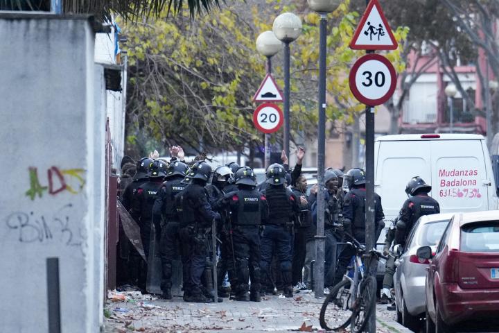 Los Mossos d,Esquadra, durante el desalojo del antiguo instituto B9 de Badalona (Barcelona), el 17 de diciembre de 2025.