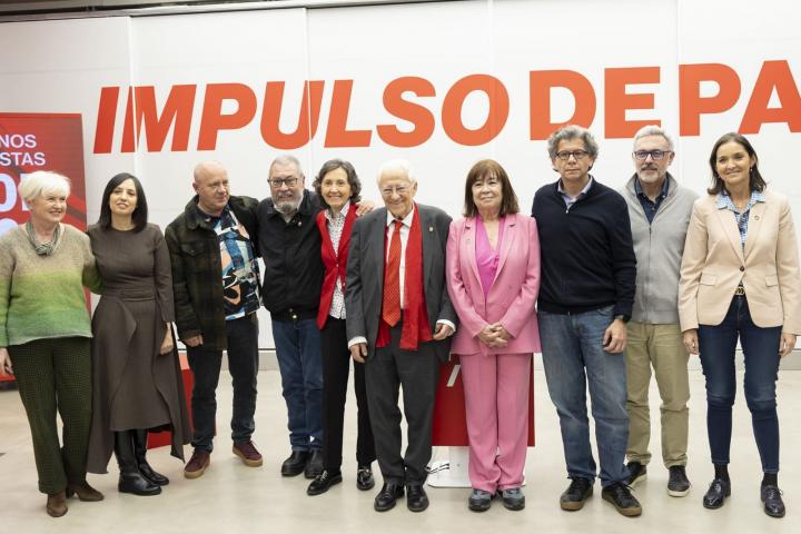 Miembros del Grupo Federal de Cristianos Socialistas PSOE, junto al padre Ángel o Cristina Narbona