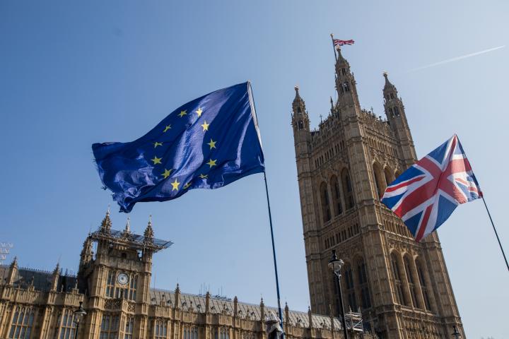 Una bandera de la Unión Europea (UE) ondea junto a la bandera británica, también conocida como Union Jack, en Londres. Fotógrafo: Jason Alden/Bloomberg