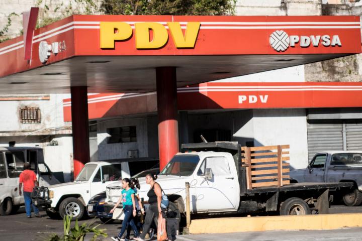Unos coches hacen fila para llenar sus tanques en una gasolinera de Petróleos de Venezuela (PDVSA) en Caracas, el 30 de enero de 2019.