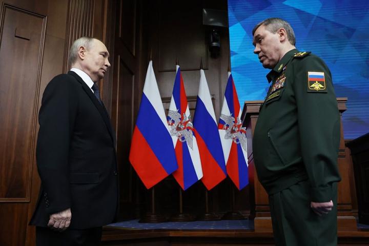 Vladimir Putin, en una reunión con el alto mando militar, este 17 de diciembre