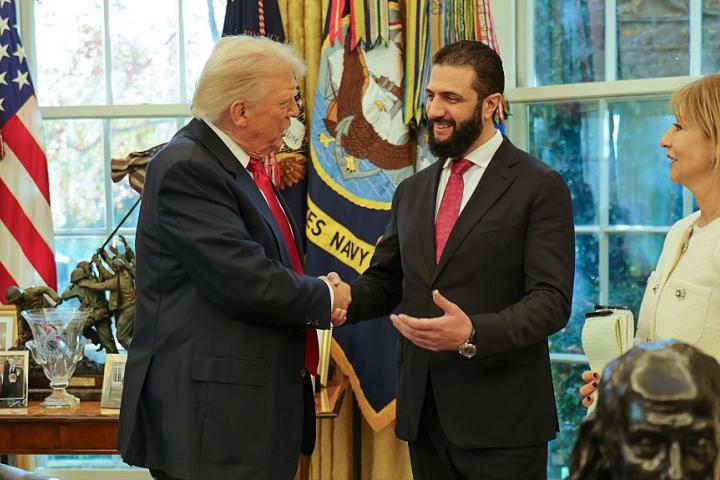 El presidente de los EEUU, Donald Trump, se reúne con el presidente sirio Ahmed Shara en la Casa Blanca, en Washington, el 10 de noviembre de 2025.