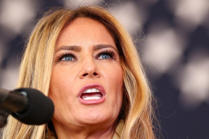 La primera dama estadounidense, Melania Trump, en una reunión con militares en la Estación Aérea del Cuerpo de Marines New River en Jacksonville, el 19 de noviembre de 2025.