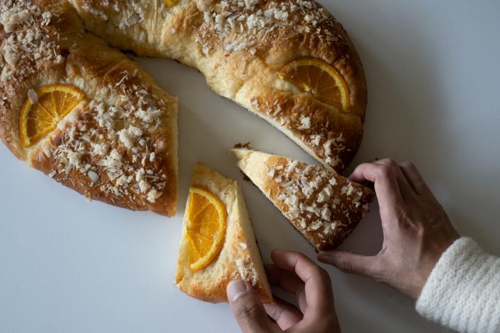 Roscón de reyes artesano con naranja y almendras.