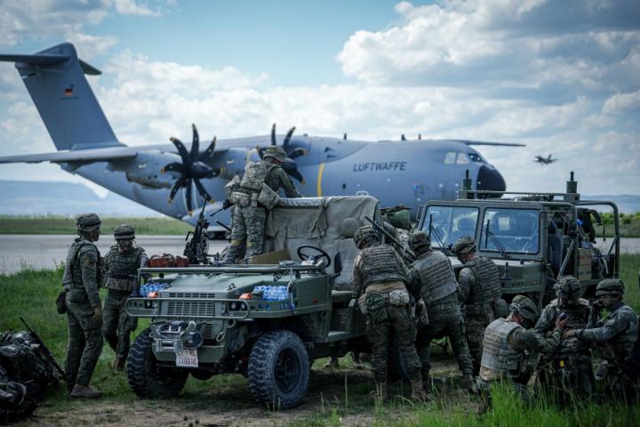 Soldados españoles despliegan sus medios tras aterrizar en un Airbus A400M, como parte del ejercicio aéreo de la OTAN Swift Response, en Campia Turzii (Rumanía), el 14 de mayo de 2024.