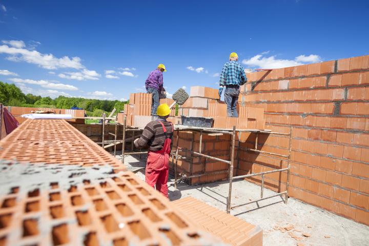 Un albañil en los trabajos de construcción de una vivienda