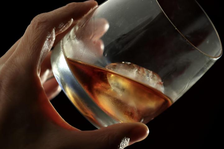 Una mujer sostiene un vaso que contiene un licor italiano