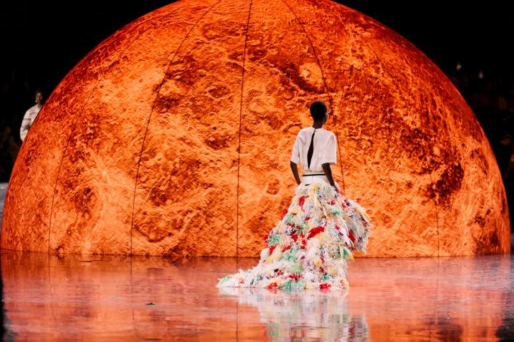 Awar Odhiang cerrando el primer desfile de Matthieu Blazy para Chanel