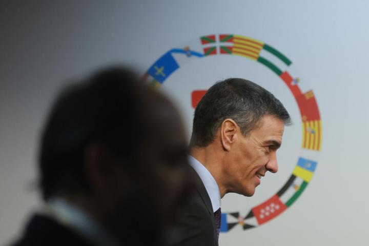 El presidente del Gobierno, Pedro Sánchez, al término de una cumbre del Consejo de la UE en Bruselas, el 19 de diciembre de 2025.