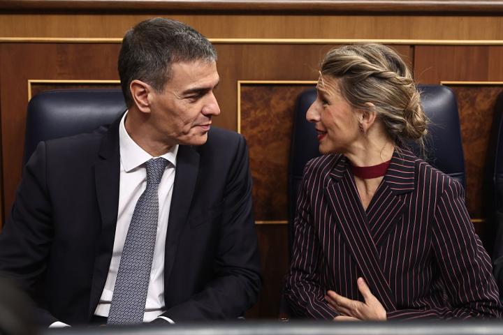 El presidente del Gobierno, Pedro Sánchez, y la vicepresidenta segunda, Yolanda Díaz, durante una sesión de control al Gobierno en el Congreso, el 10 de diciembre de 2025.