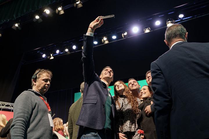 Pedro Sánchez se hace un selfi en el acto de cierre de campaña