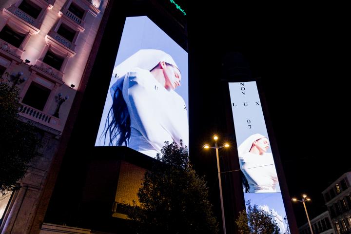 Portada del nuevo álbum de Rosalía, 'Lux', proyectada en la Plaza de Callao, el 20 de octubre de 2025 en Madrid, España