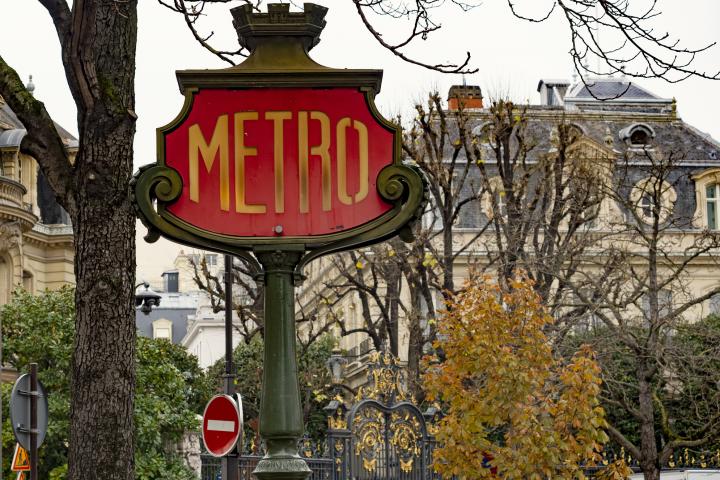 Señalización del metro en París, Francia