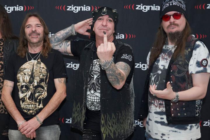 'Txus di Fellatio', en el centro, junto a compañeros de Mago de Oz en una imagen reciente