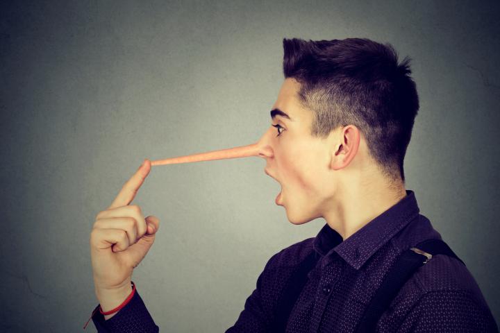 Un hombre con la nariz de Pinocho, en una imagen de archivo.