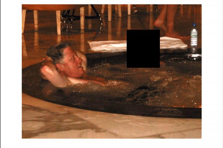 Bill Clinton en un jacuzzi, en una de las imágenes desclasificadas del caso Epstein.