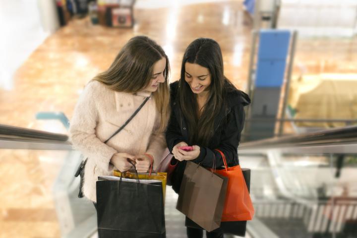 Gijón, Asturias, España, dos jóvenes yendo de compras
