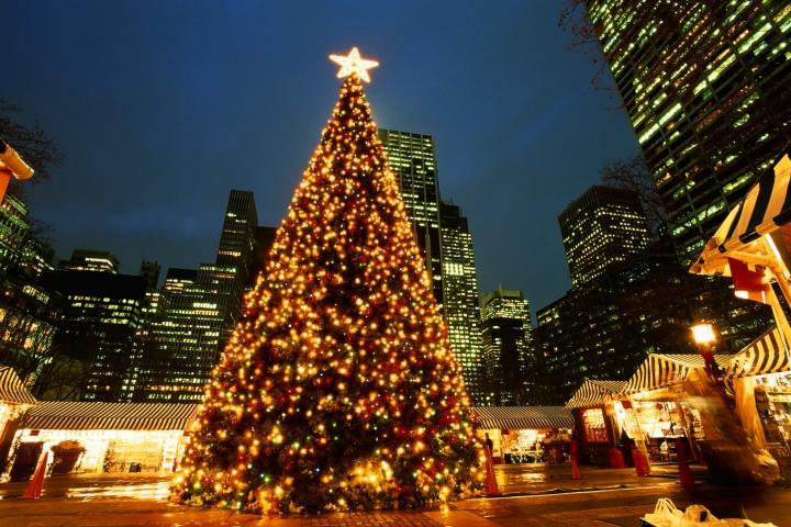alt="alt="EE. UU., Nueva York, Bryant Park, árbol de Navidad iluminado, noche - Fotografía de stock""