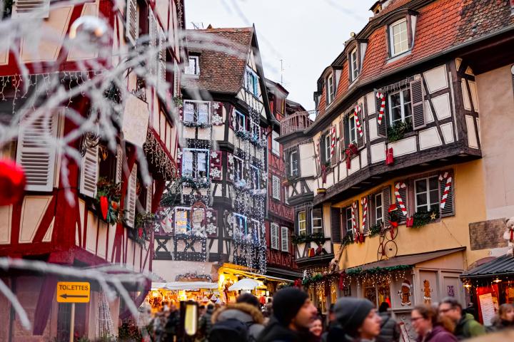 alt="alt="Encantadoras casas con entramado de madera con decoraciones festivas navideñas en Colmar Alsacia, Francia, capturando el espíritu navideño, calles pintorescas y casas decoradas con entramado de madera en Colmar, Alsacia, Francia, durante la Navidad - Fotografía de stock""