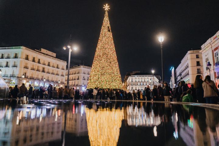 Foto de archivo de la Puerta del Sol de Madrid, llena de luces de Navidad.