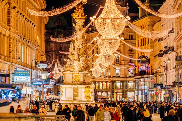 alt="alt="Lámpara de araña brillantemente iluminada, decoración navideña en la calle comercial Graben en invierno, Viena, Austria - Fotografía de stock""