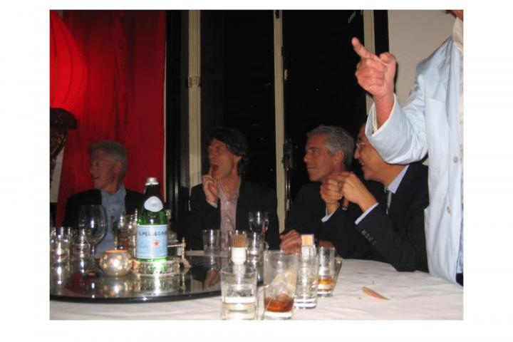 Mick Jagger, Bill Clinton y Jeffrey Epstein en una de las imágenes desclasificadas.