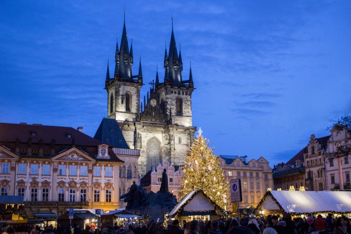 alt="alt="Praga, Chequia: 30 de diciembre de 2023 - Vista de la Iglesia de la Madre de Dios ante el Týn (Kostel Matky Boží před Týnem, o Týnský chrám) y la Plaza de la Ciudad Vieja en Praga, Chequia, una tarde de diciembre. Se puede ver un árbol de Navidad y un mercado en la plaza.""