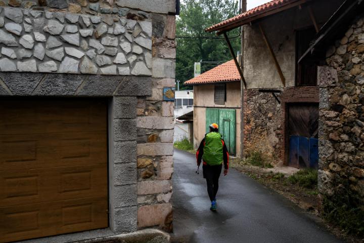 Un hombre caminando por Grado (Asturias), un antiguo pueblo en el Camino de Santiago.