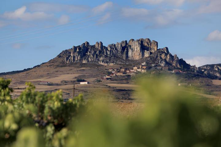Una vista del pueblo de Sajazarra, en La Rioja, con la montaña de fondo y el paisaje de viñedos