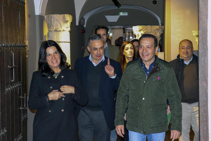 El candidato de VOX a la Junta de Extremadura, Óscar Fernández Calle (d), a su llegada este domingo al Parador de Mérida.