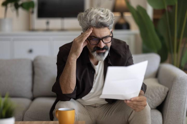 Hombre preocupado mientras repasa su CV