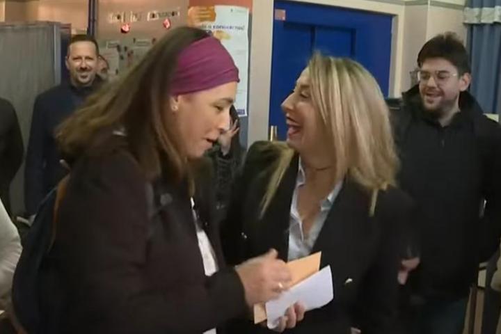 María Guardiola, justo antes de ejercer su derecho a voto.